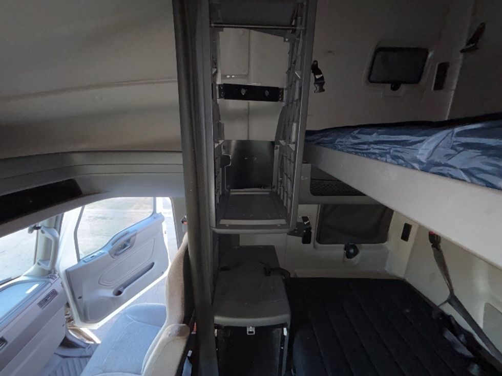 Sleeper Tractor-Heavy Duty Tractors-International-2023-LT625-Portland-OR-660,440\n\t\tmiles-$ 45,500 - Image 19