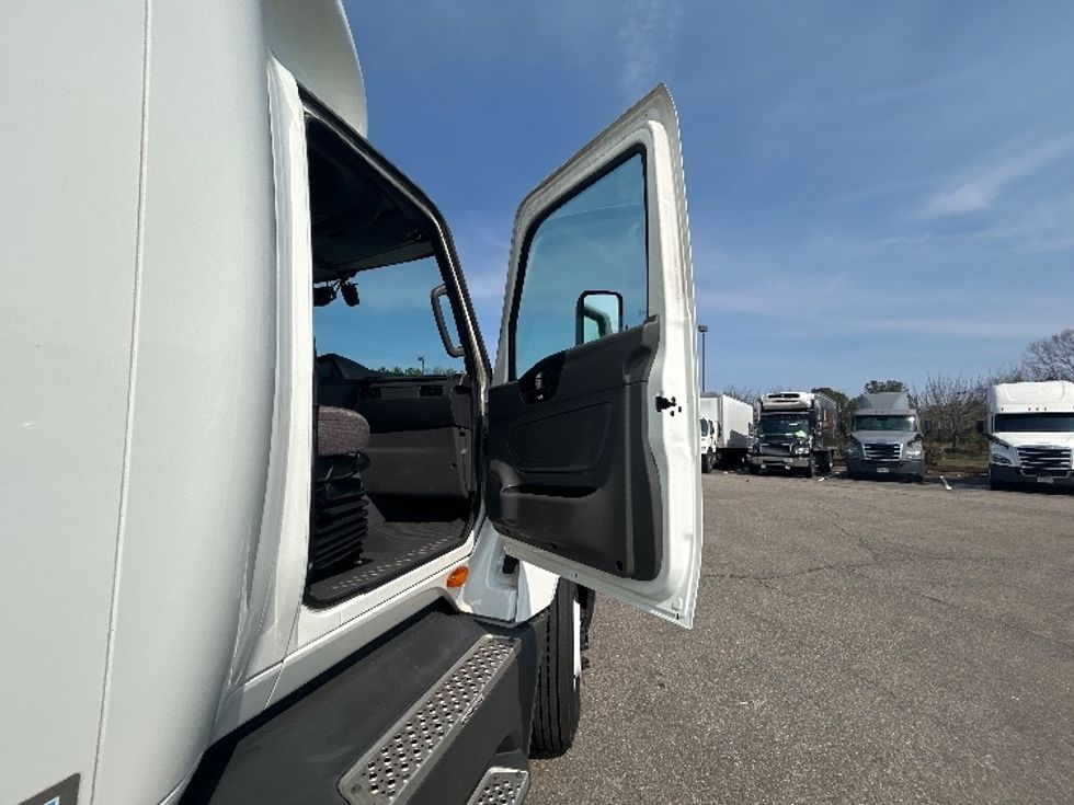 Sleeper Tractor-Heavy Duty Tractors-International-2023-LT625-Prince George-VA-714,884\n\t\tmiles-$ 35,750 - Image 13