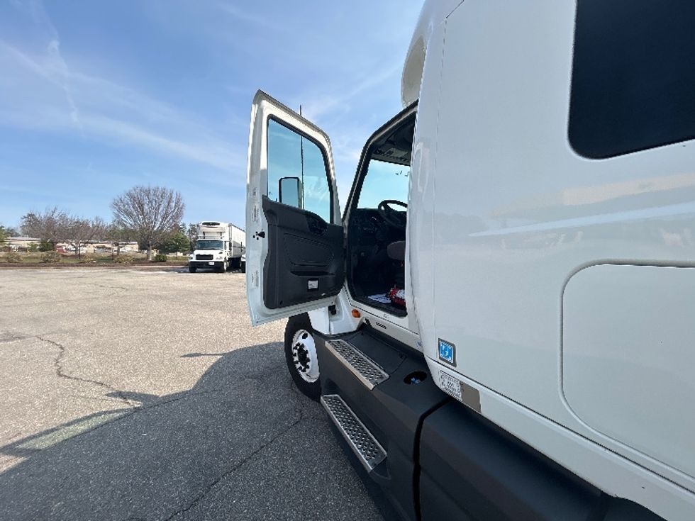 Sleeper Tractor-Heavy Duty Tractors-International-2023-LT625-Prince George-VA-714,884\n\t\tmiles-$ 35,750 - Image 9