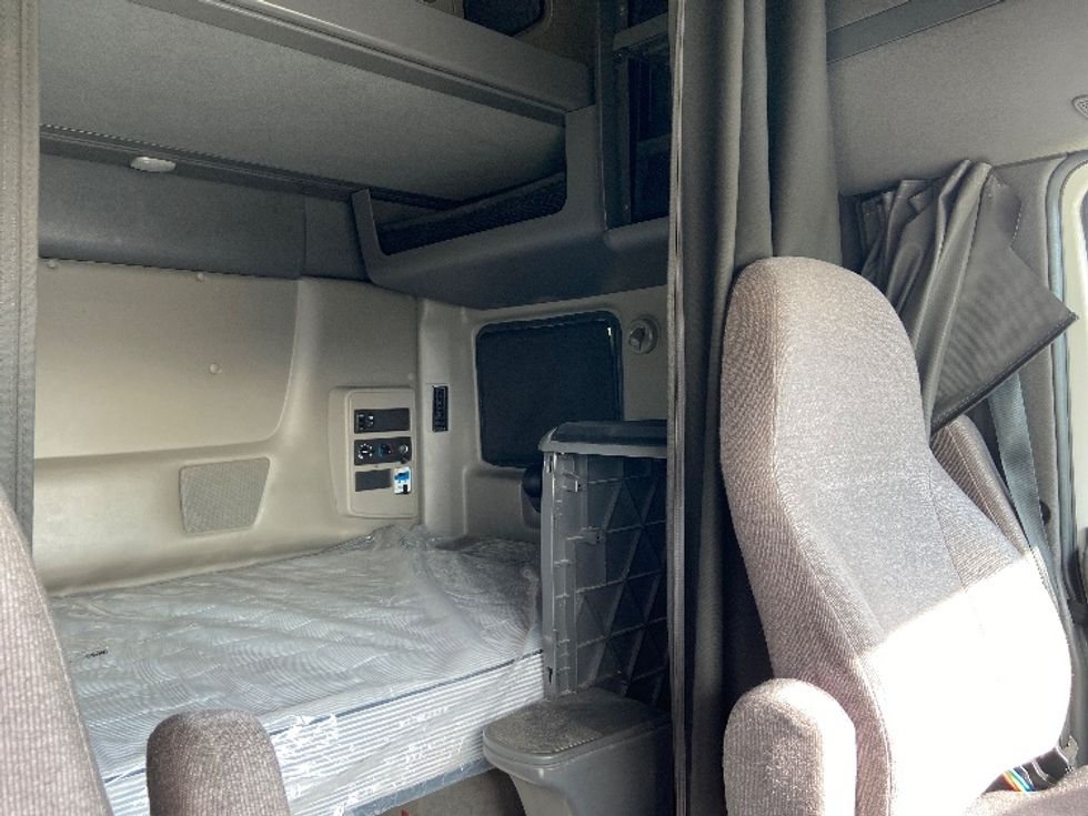 Sleeper Tractor-Heavy Duty Tractors-International-2023-LT625-San Antonio-TX-581,271\n\t\tmiles-$ 52,250 - Image 18