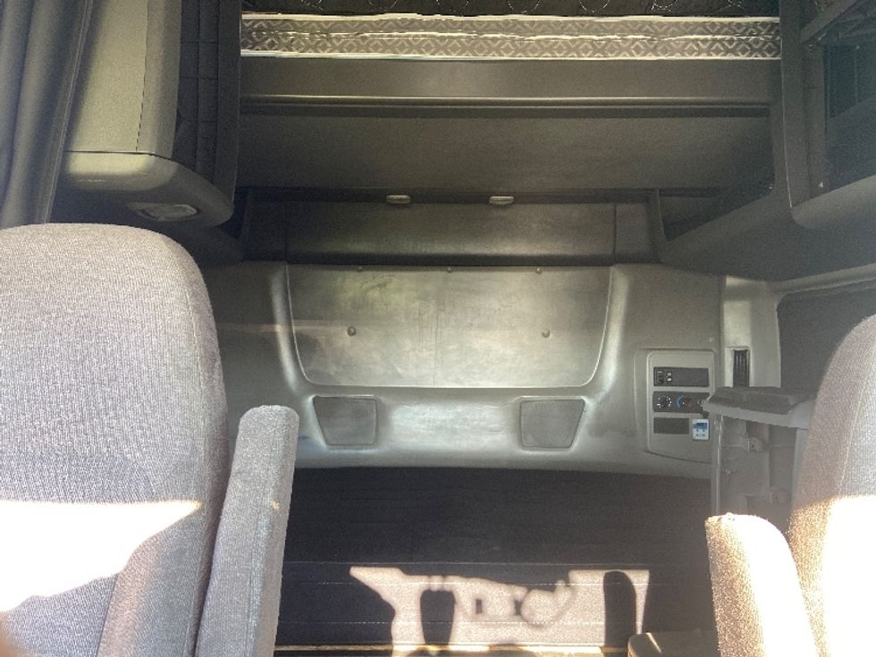 Sleeper Tractor-Heavy Duty Tractors-International-2023-LT625-San Antonio-TX-586,553\n\t\tmiles-$ 53,750 - Image 16