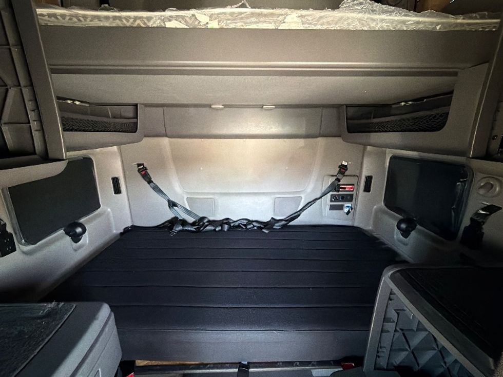 Sleeper Tractor-Heavy Duty Tractors-International-2023-LT625-San Antonio-TX-632,494\n\t\tmiles-$ 45,500 - Image 16