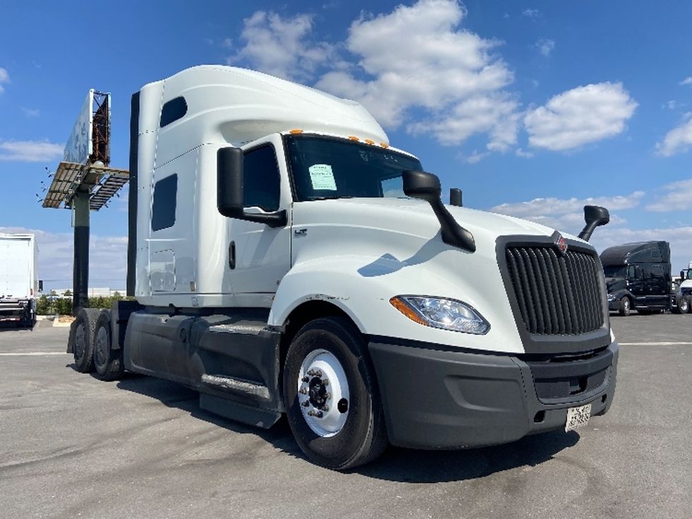 Sleeper Tractor-Heavy Duty Tractors-International-2023-LT625-San Antonio-TX-683,919\n\t\tmiles-$ 44,500 - Image 1