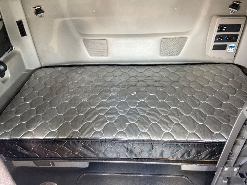 Sleeper Tractor-Heavy Duty Tractors-International-2023-LT625-San Antonio-TX-683,919\n\t\tmiles-$ 44,500 - Image 17