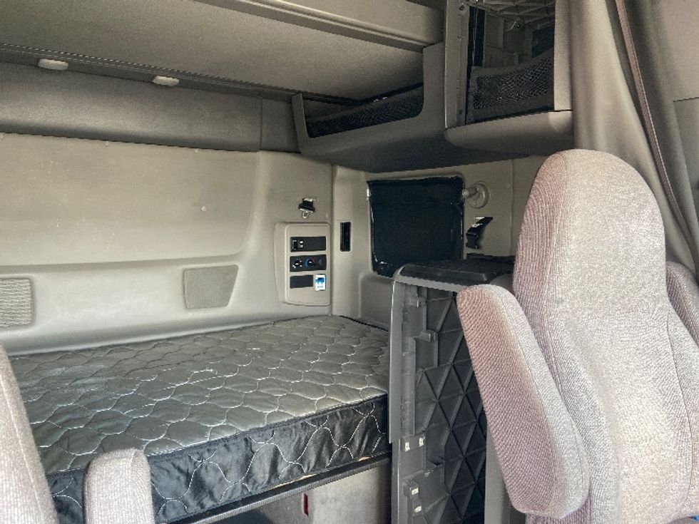 Sleeper Tractor-Heavy Duty Tractors-International-2023-LT625-San Antonio-TX-683,919\n\t\tmiles-$ 44,500 - Image 18