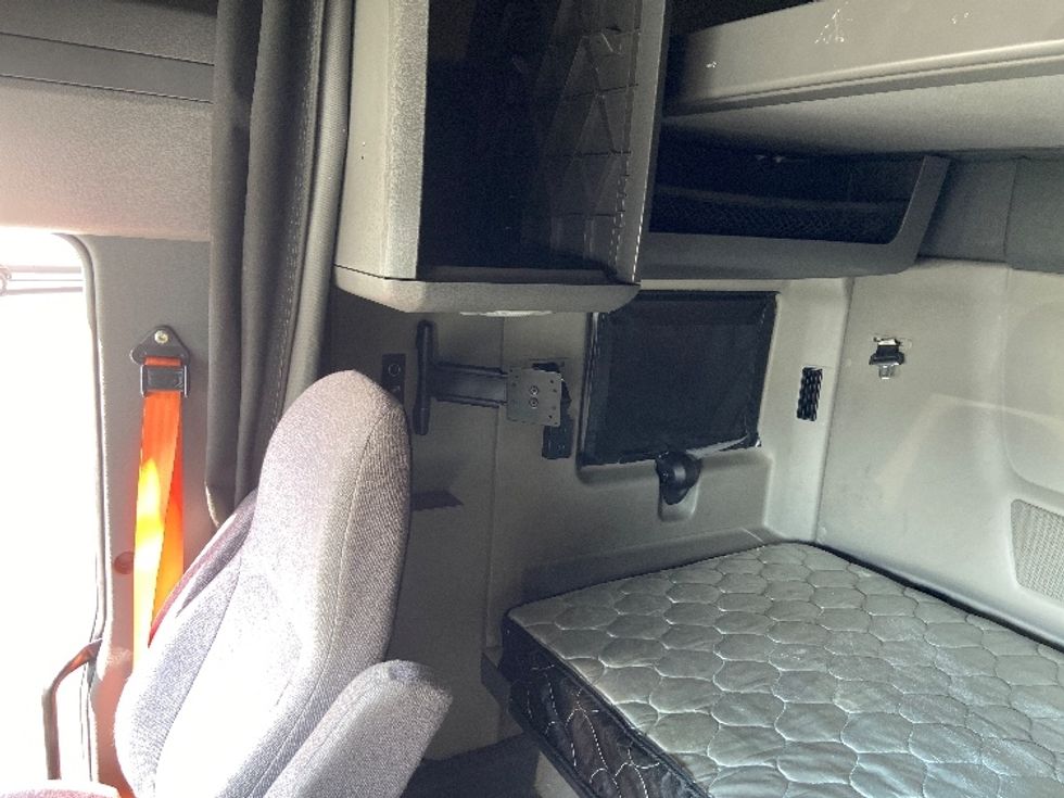 Sleeper Tractor-Heavy Duty Tractors-International-2023-LT625-San Antonio-TX-683,919\n\t\tmiles-$ 44,500 - Image 19