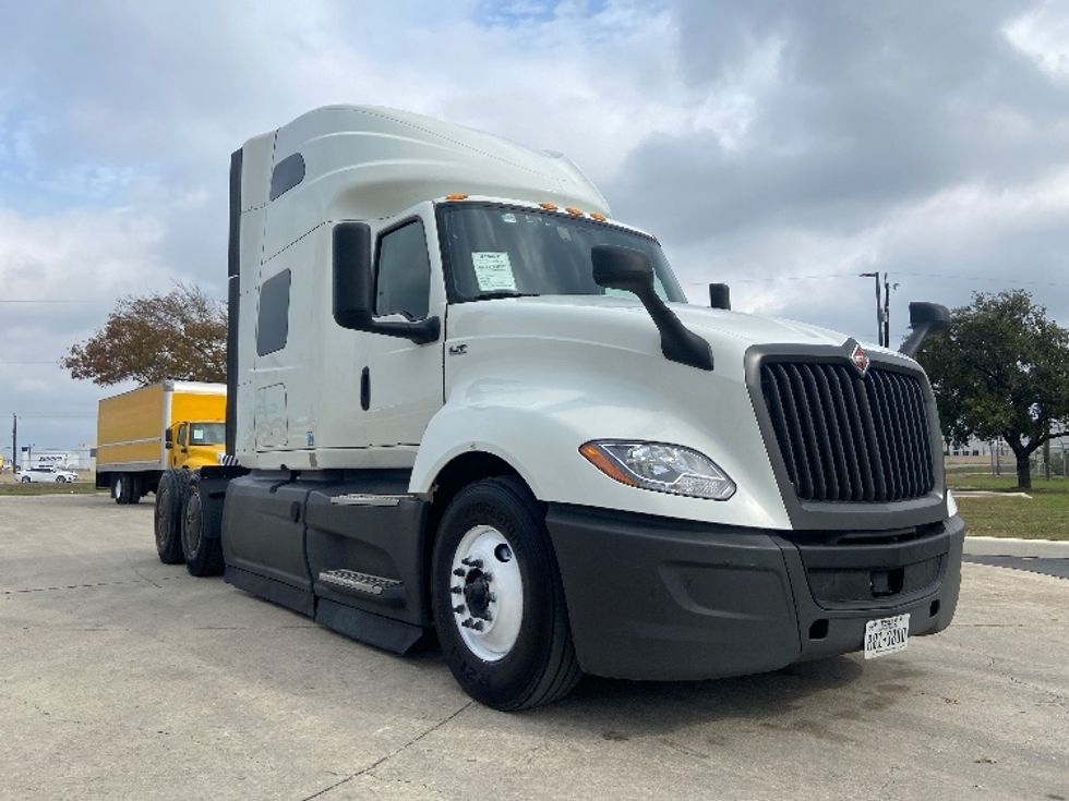 Sleeper Tractor-Heavy Duty Tractors-International-2023-LT625-San Antonio-TX-704,966\n\t\tmiles-$ 38,250 - Image 1