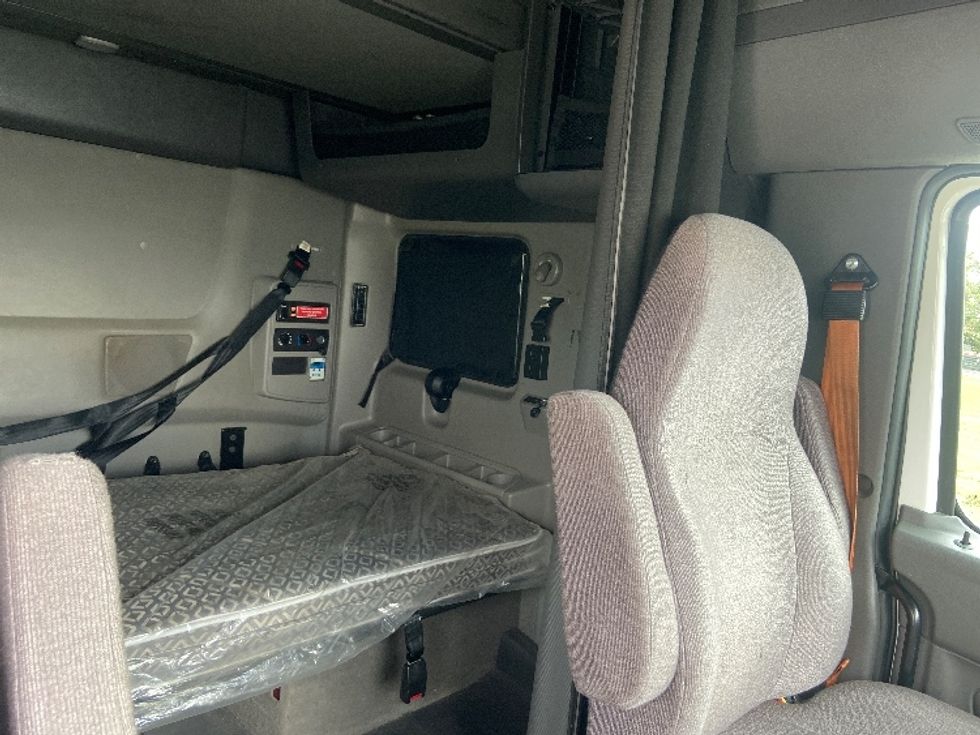 Sleeper Tractor-Heavy Duty Tractors-International-2023-LT625-San Antonio-TX-704,966\n\t\tmiles-$ 38,250 - Image 17