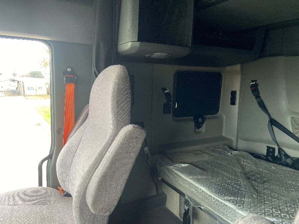 Sleeper Tractor-Heavy Duty Tractors-International-2023-LT625-San Antonio-TX-704,966\n\t\tmiles-$ 38,250 - Image 18