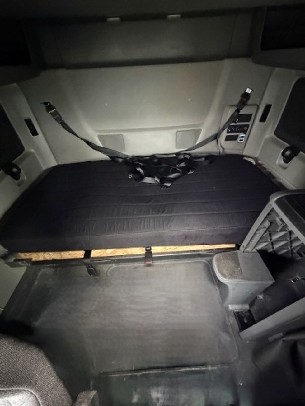 Sleeper Tractor-Heavy Duty Tractors-International-2023-LT625-Stockton-CA-569,103\n\t\tmiles-$ 55,500 - Image 16