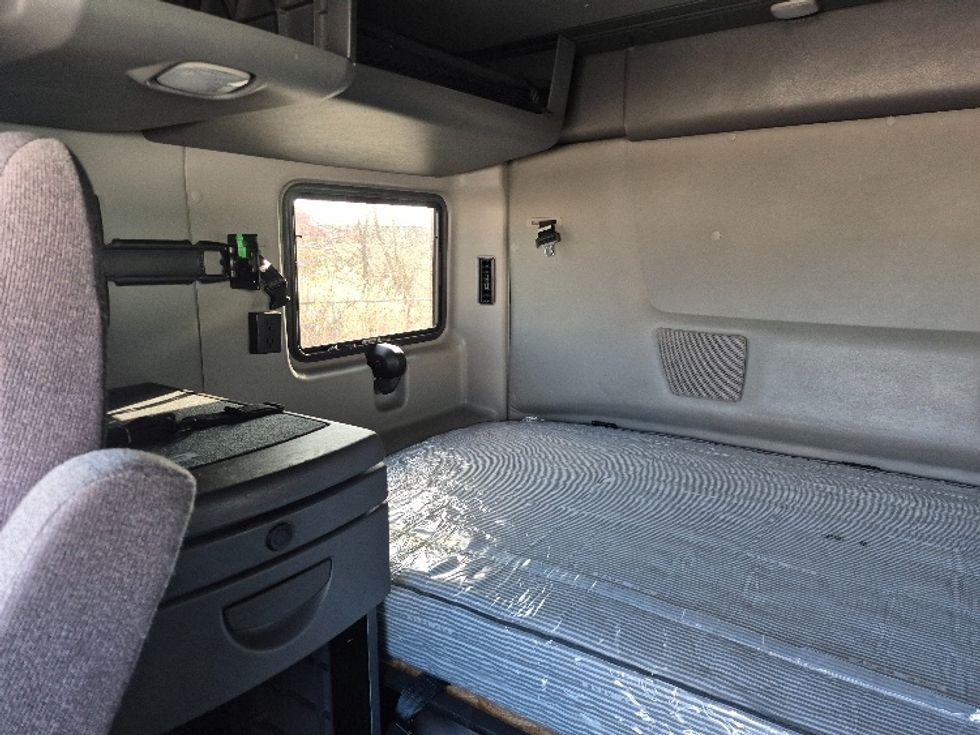 Sleeper Tractor-Heavy Duty Tractors-International-2023-LT625-Sturtevant-WI-618,085\n\t\tmiles-$ 42,000 - Image 17