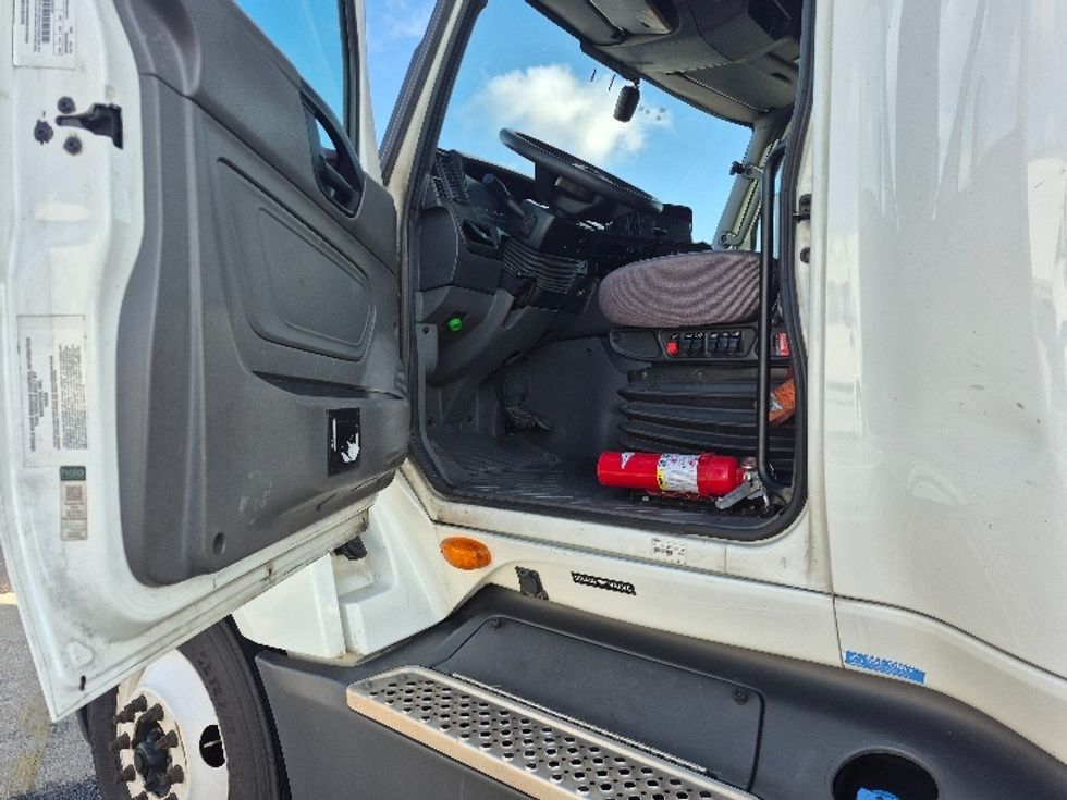 Sleeper Tractor-Heavy Duty Tractors-International-2023-LT625-Sturtevant-WI-618,085\n\t\tmiles-$ 42,000 - Image 9