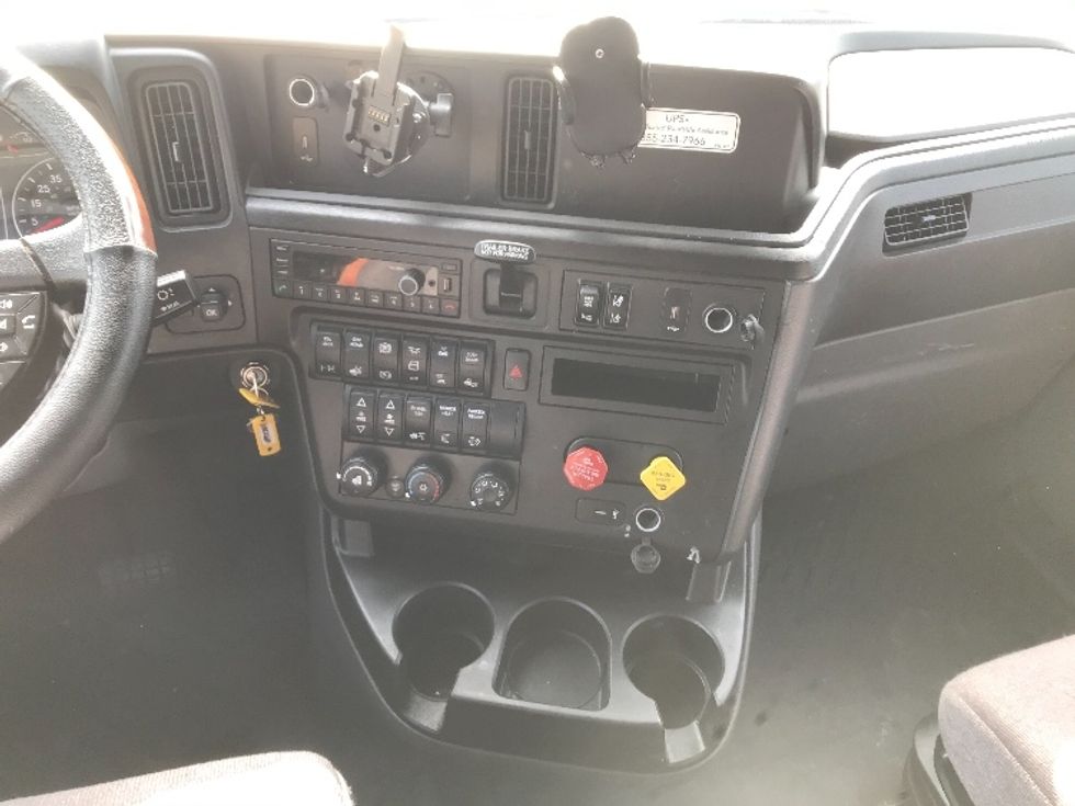 Sleeper Tractor-Heavy Duty Tractors-International-2023-LT625-Torrance-CA-380,145\n\t\tmiles-$ 76,000 - Image 12
