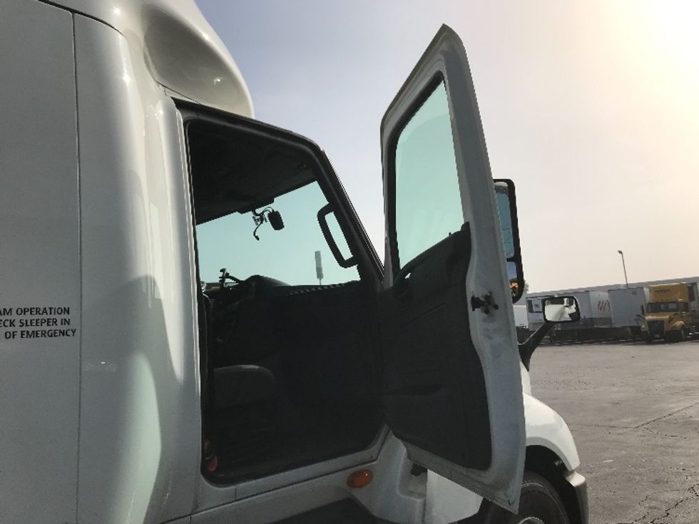 Sleeper Tractor-Heavy Duty Tractors-International-2023-LT625-Torrance-CA-380,145\n\t\tmiles-$ 76,000 - Image 13