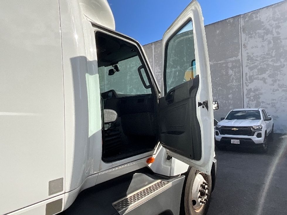 Sleeper Tractor-Heavy Duty Tractors-International-2023-LT625-Torrance-CA-699,648\n\t\tmiles-$ 41,250 - Image 13