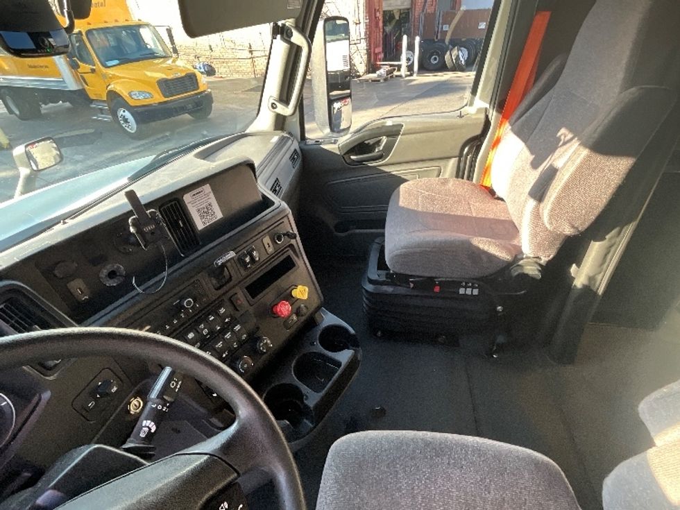 Sleeper Tractor-Heavy Duty Tractors-International-2023-LT625-Torrance-CA-750,738\n\t\tmiles-$ 35,750 - Image 10