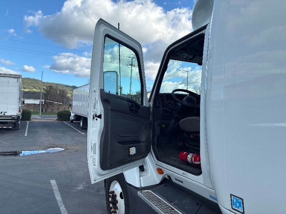 Sleeper Tractor-Heavy Duty Tractors-International-2023-LT625-West Sacramento-CA-632,666\n\t\tmiles-$ 48,500 - Image 9