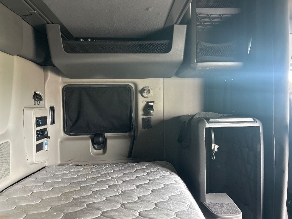 Sleeper Tractor-Heavy Duty Tractors-International-2023-LT625-West Sacramento-CA-667,097\n\t\tmiles-$ 44,750 - Image 17