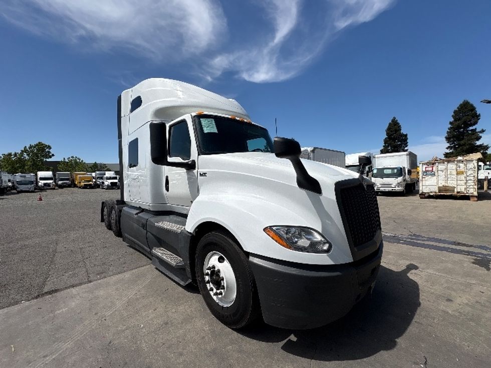 Sleeper Tractor-Heavy Duty Tractors-International-2023-LT625-West Sacramento-CA-700,853\n\t\tmiles-$ 42,250 - Image 1
