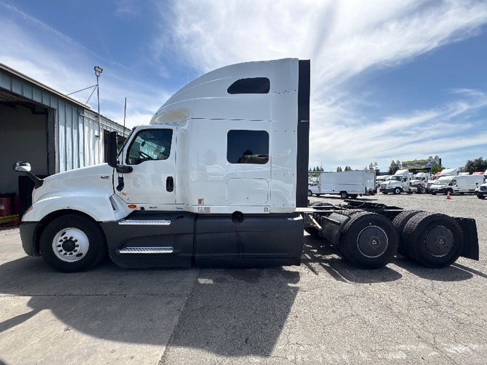 Sleeper Tractor-Heavy Duty Tractors-International-2023-LT625-West Sacramento-CA-700,853\n\t\tmiles-$ 42,250 - Image 4