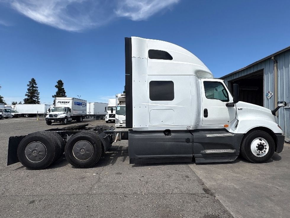 Sleeper Tractor-Heavy Duty Tractors-International-2023-LT625-West Sacramento-CA-700,853\n\t\tmiles-$ 42,250 - Image 8