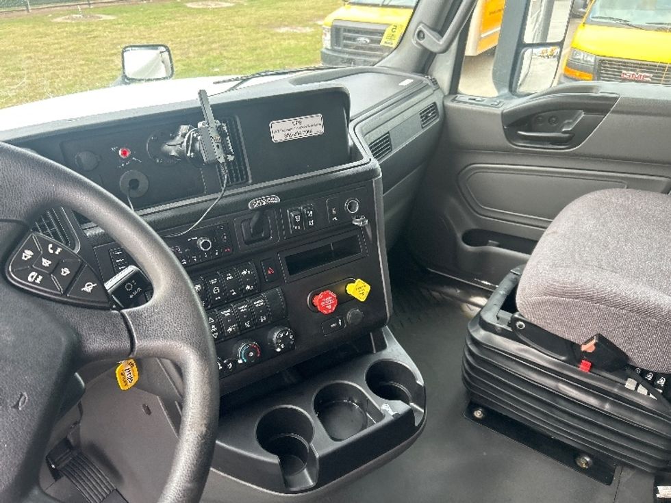 Sleeper Tractor-Heavy Duty Tractors-International-2024-LT625-Houston-TX-440,111\n\t\tmiles-$ 75,750 - Image 10