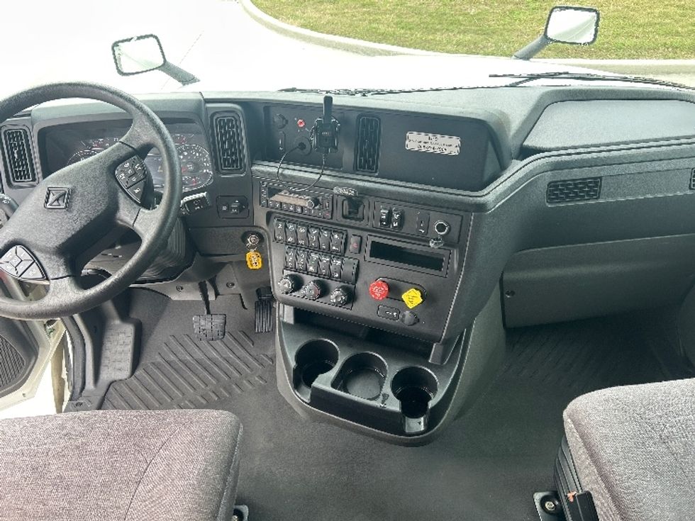 Sleeper Tractor-Heavy Duty Tractors-International-2024-LT625-Houston-TX-440,111\n\t\tmiles-$ 75,750 - Image 12