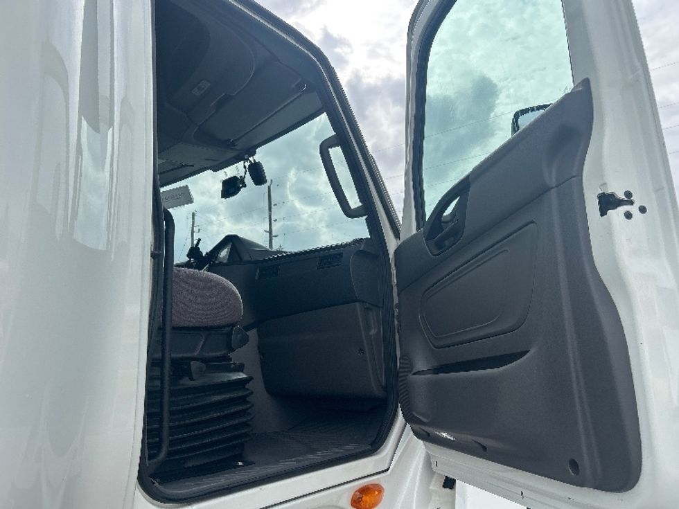 Sleeper Tractor-Heavy Duty Tractors-International-2024-LT625-Houston-TX-440,111\n\t\tmiles-$ 75,750 - Image 13