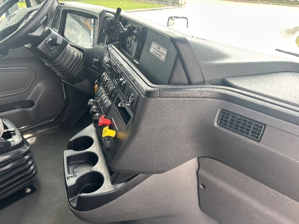 Sleeper Tractor-Heavy Duty Tractors-International-2024-LT625-Houston-TX-440,111\n\t\tmiles-$ 75,750 - Image 15