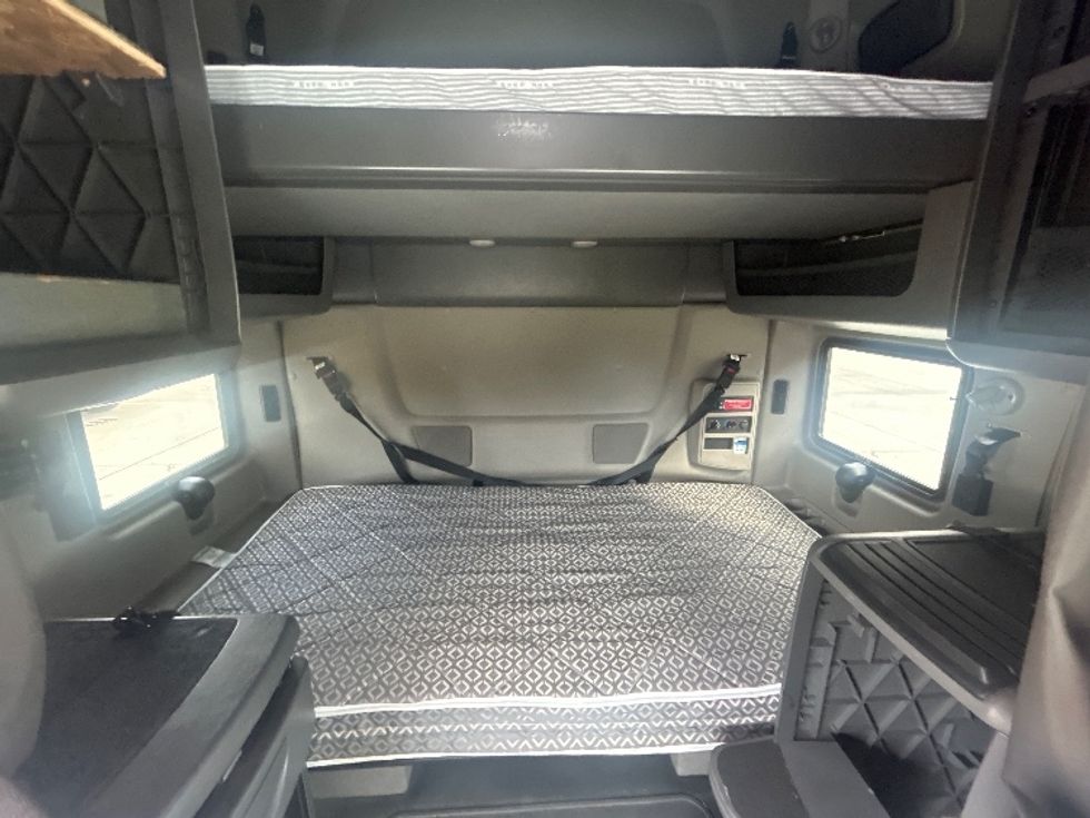 Sleeper Tractor-Heavy Duty Tractors-International-2024-LT625-Houston-TX-440,111\n\t\tmiles-$ 75,750 - Image 16