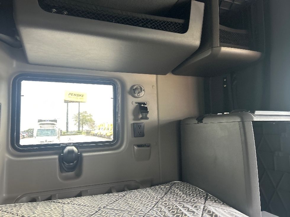 Sleeper Tractor-Heavy Duty Tractors-International-2024-LT625-Houston-TX-440,111\n\t\tmiles-$ 75,750 - Image 18