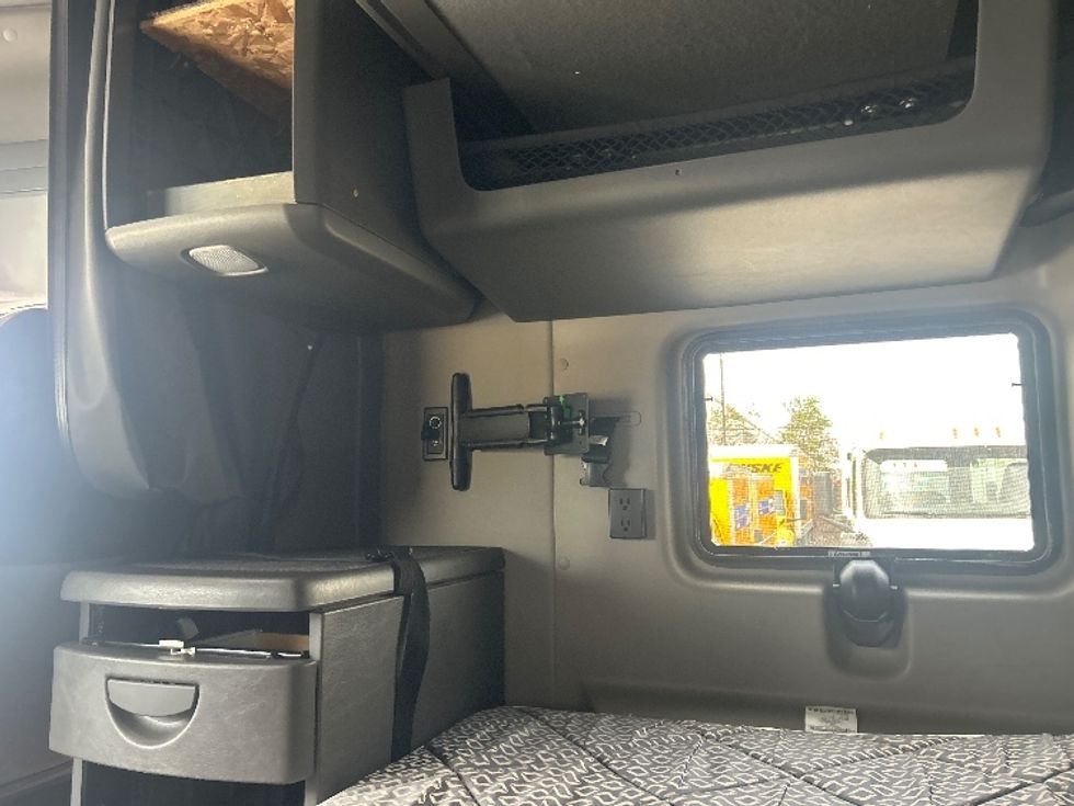 Sleeper Tractor-Heavy Duty Tractors-International-2024-LT625-Houston-TX-440,111\n\t\tmiles-$ 75,750 - Image 19