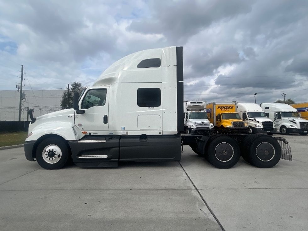Sleeper Tractor-Heavy Duty Tractors-International-2024-LT625-Houston-TX-440,111\n\t\tmiles-$ 75,750 - Image 4