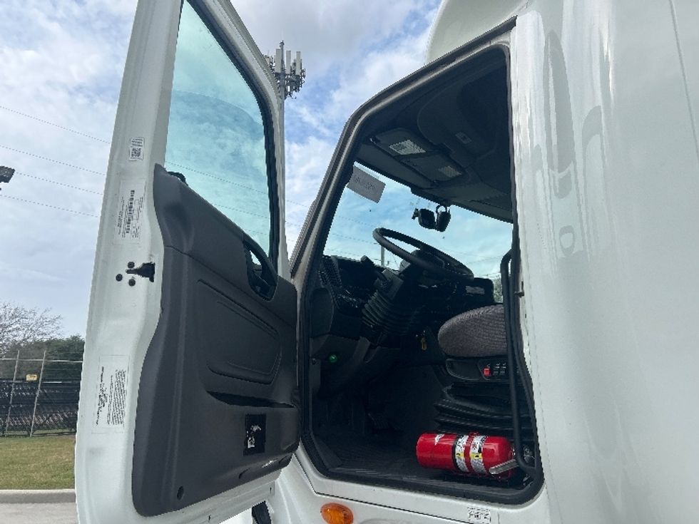 Sleeper Tractor-Heavy Duty Tractors-International-2024-LT625-Houston-TX-440,111\n\t\tmiles-$ 75,750 - Image 9