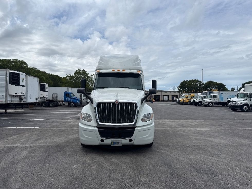 Sleeper Tractor-Heavy Duty Tractors-International-2024-LT625-Medley-FL-711,319\n\t\tmiles-$ 58,000 - Image 2