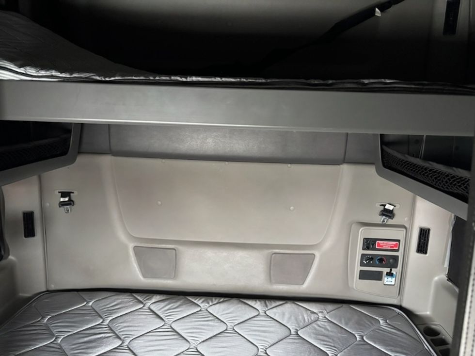 Sleeper Tractor-Heavy Duty Tractors-International-2024-LT625-Moberly-MO-516,667\n\t\tmiles-$ 65,500 - Image 15