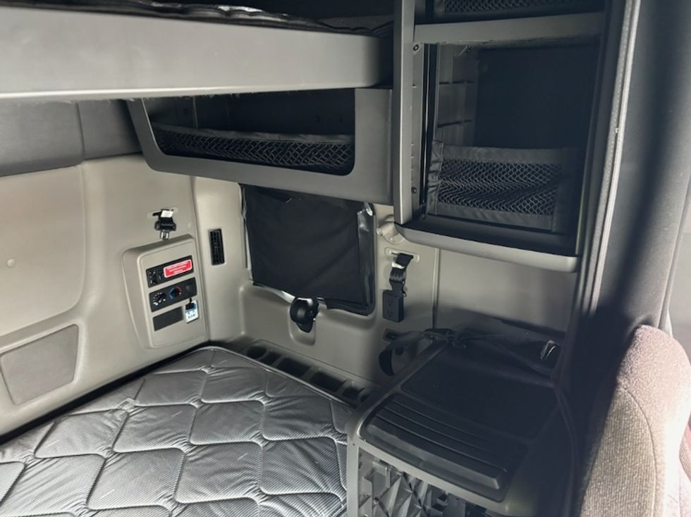 Sleeper Tractor-Heavy Duty Tractors-International-2024-LT625-Moberly-MO-516,667\n\t\tmiles-$ 65,500 - Image 17