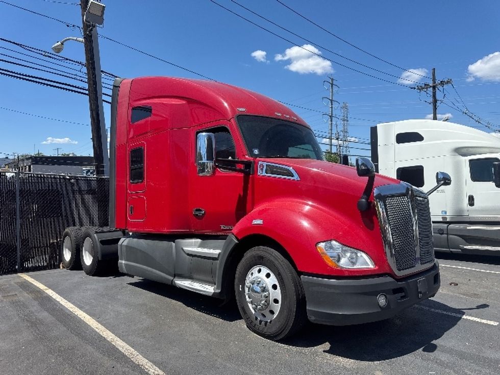 Sleeper Tractor-Heavy Duty Tractors-Kenworth-2017-T680-North Bergen-NJ-668,971\n\t\tmiles-$ 21,000 - Image 1