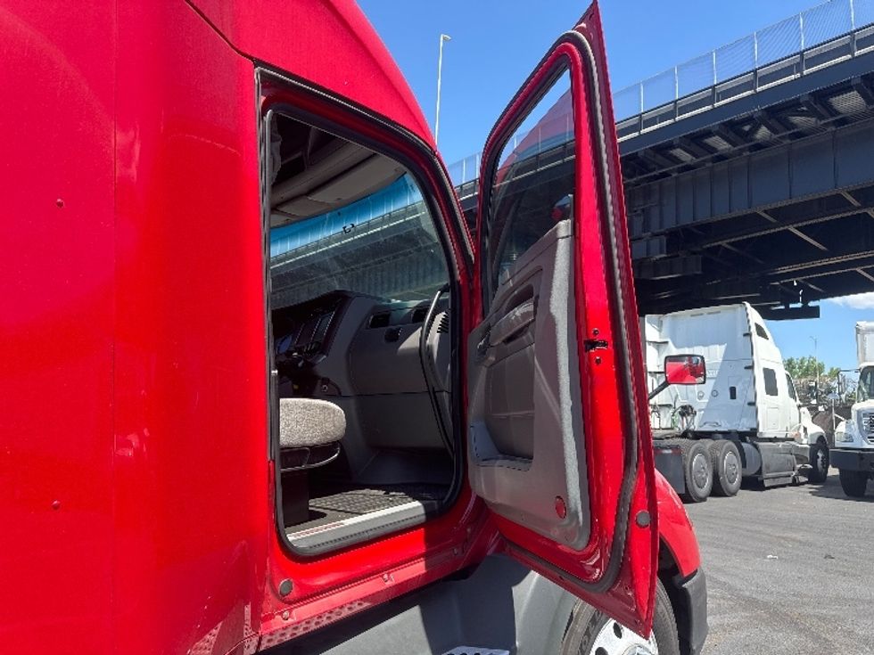 Sleeper Tractor-Heavy Duty Tractors-Kenworth-2017-T680-North Bergen-NJ-668,971\n\t\tmiles-$ 21,000 - Image 13
