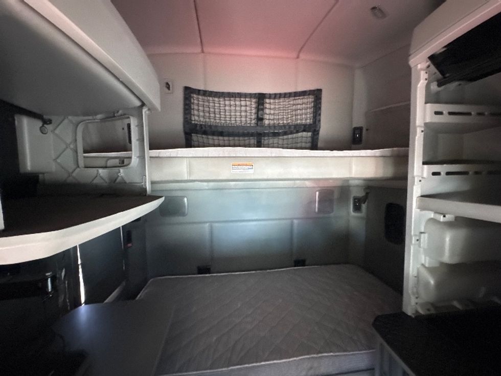 Sleeper Tractor-Heavy Duty Tractors-Kenworth-2017-T680-North Bergen-NJ-668,971\n\t\tmiles-$ 21,000 - Image 16