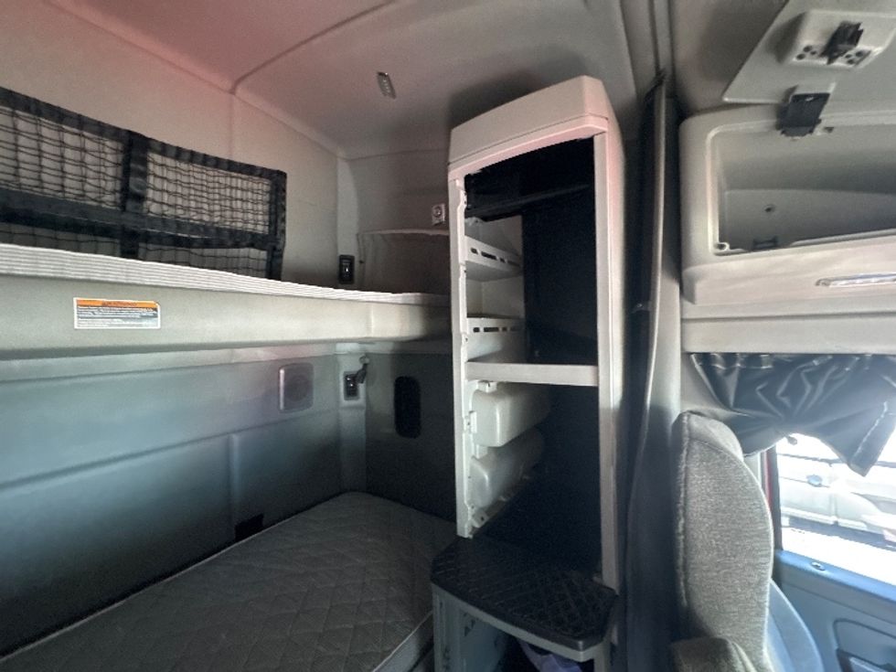 Sleeper Tractor-Heavy Duty Tractors-Kenworth-2017-T680-North Bergen-NJ-668,971\n\t\tmiles-$ 21,000 - Image 18