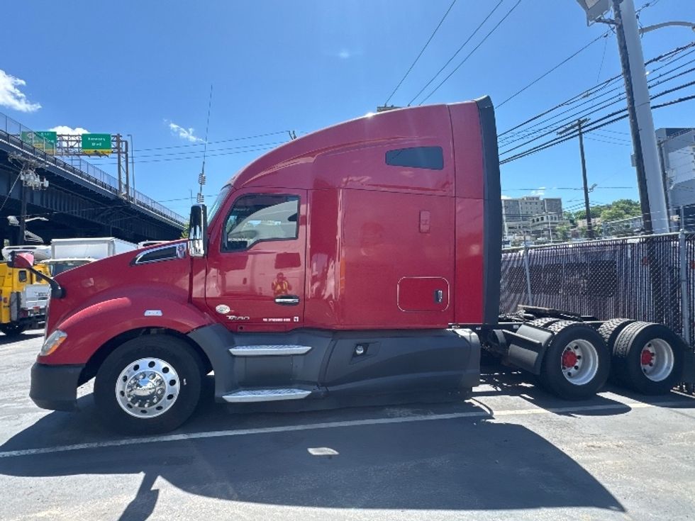 Sleeper Tractor-Heavy Duty Tractors-Kenworth-2017-T680-North Bergen-NJ-668,971\n\t\tmiles-$ 21,000 - Image 4