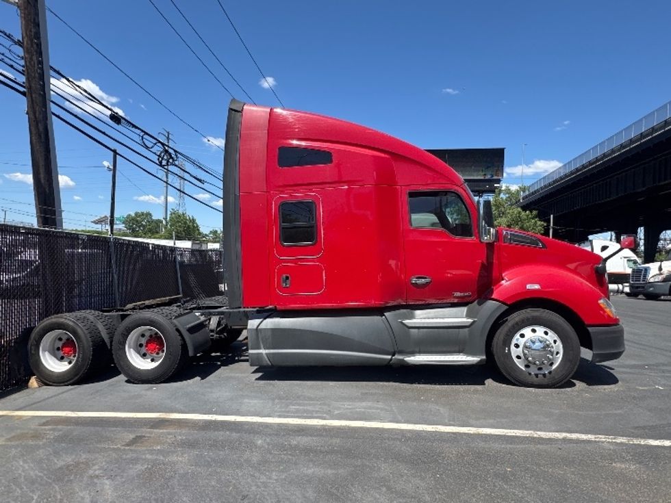 Sleeper Tractor-Heavy Duty Tractors-Kenworth-2017-T680-North Bergen-NJ-668,971\n\t\tmiles-$ 21,000 - Image 8