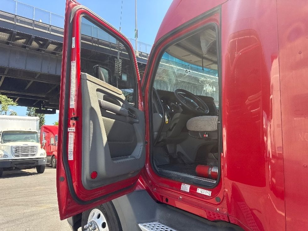 Sleeper Tractor-Heavy Duty Tractors-Kenworth-2017-T680-North Bergen-NJ-668,971\n\t\tmiles-$ 21,000 - Image 9