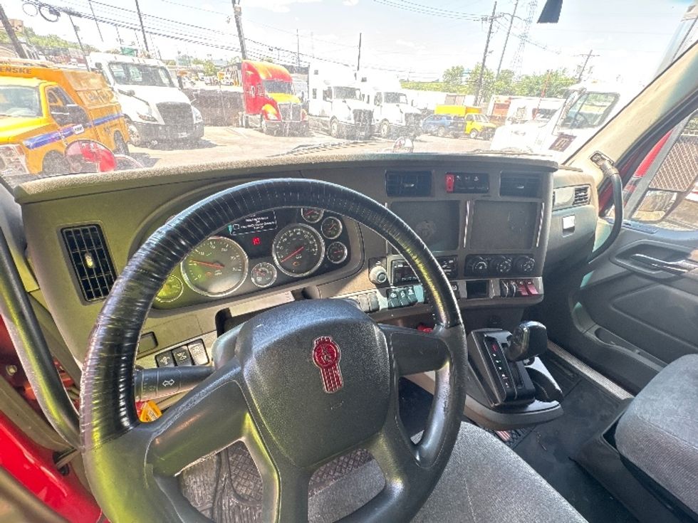 Sleeper Tractor-Heavy Duty Tractors-Kenworth-2017-T680-North Bergen-NJ-774,365\n\t\tmiles-$ 19,000 - Image 11