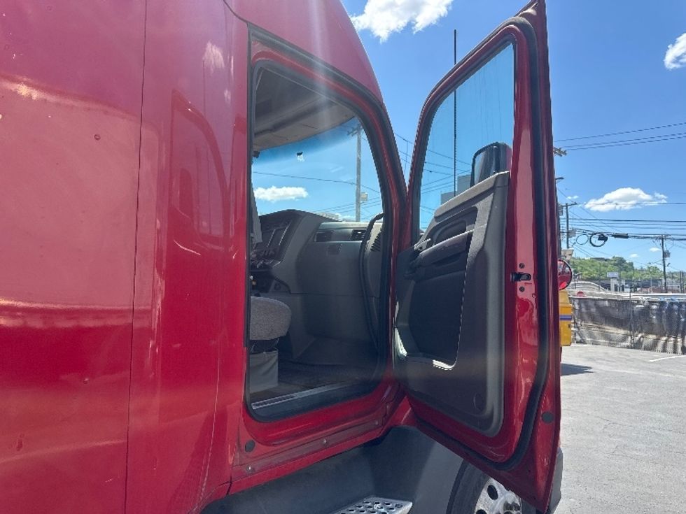 Sleeper Tractor-Heavy Duty Tractors-Kenworth-2017-T680-North Bergen-NJ-774,365\n\t\tmiles-$ 19,000 - Image 13