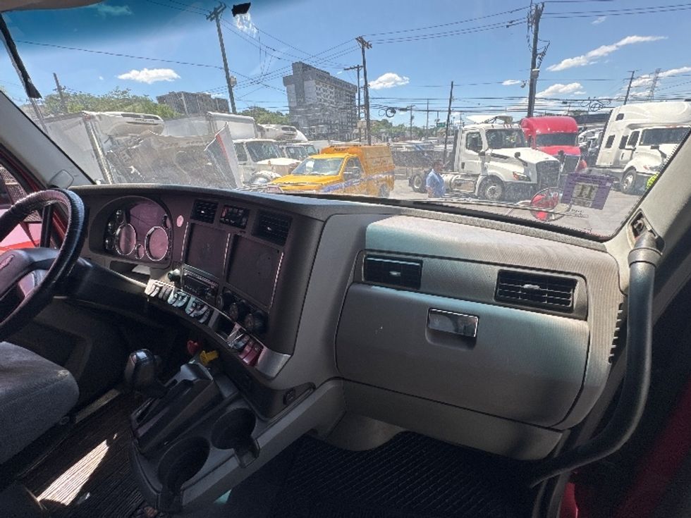 Sleeper Tractor-Heavy Duty Tractors-Kenworth-2017-T680-North Bergen-NJ-774,365\n\t\tmiles-$ 19,000 - Image 14