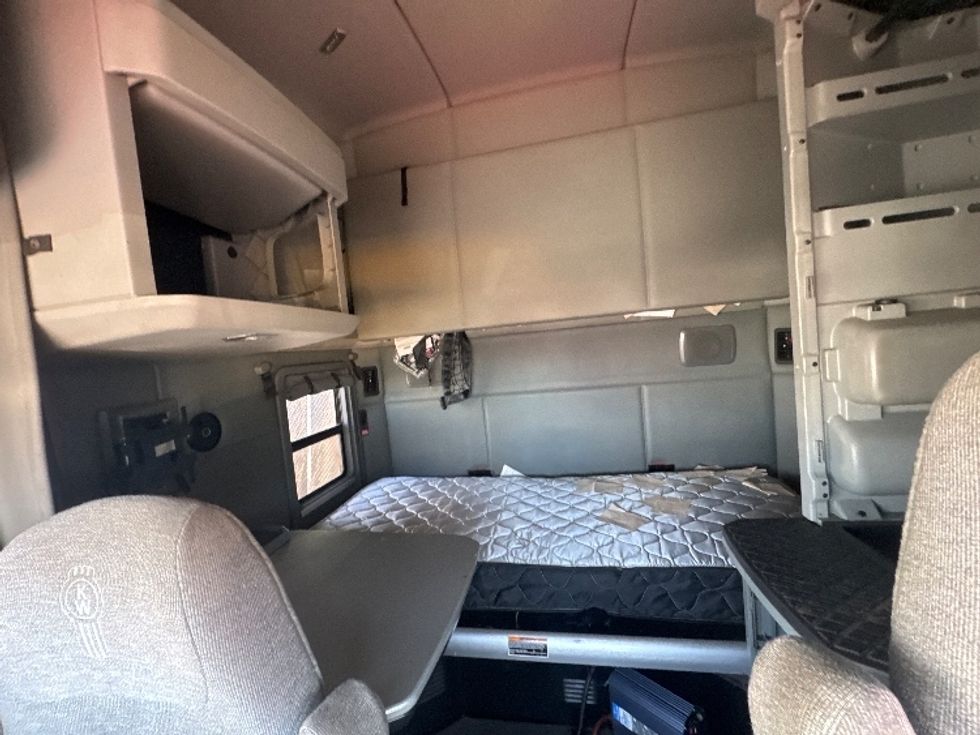 Sleeper Tractor-Heavy Duty Tractors-Kenworth-2017-T680-North Bergen-NJ-774,365\n\t\tmiles-$ 19,000 - Image 16
