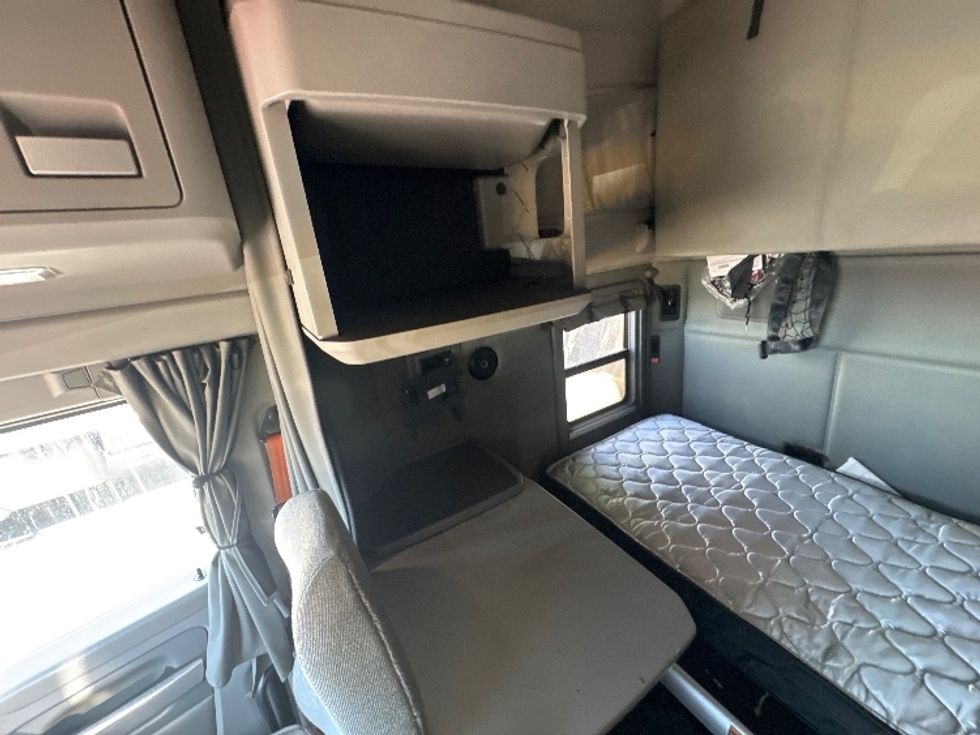 Sleeper Tractor-Heavy Duty Tractors-Kenworth-2017-T680-North Bergen-NJ-774,365\n\t\tmiles-$ 19,000 - Image 19