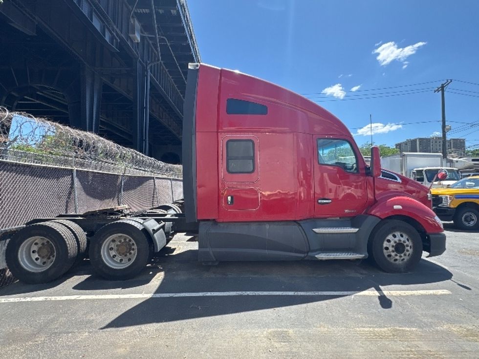 Sleeper Tractor-Heavy Duty Tractors-Kenworth-2017-T680-North Bergen-NJ-774,365\n\t\tmiles-$ 19,000 - Image 8